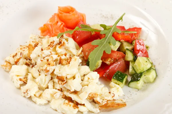 stock image Scrambled eggs with salmon and vegetables