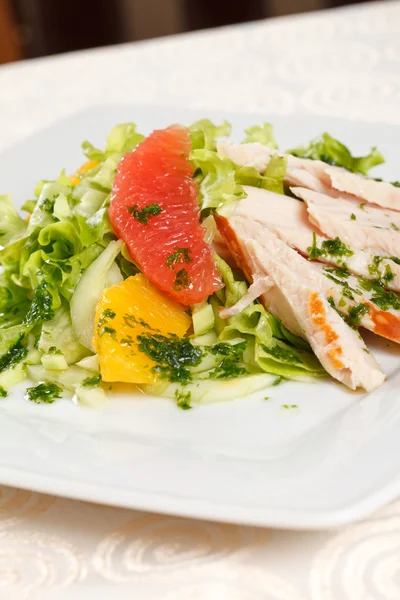Salat mit Huhn — Stockfoto