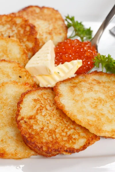 Havyar ile kızarmış patates pancakes — Stok fotoğraf