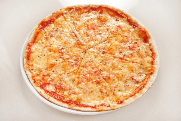 Сырная пицца — стоковое фото