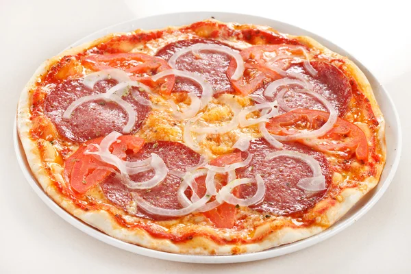 Pizza con salami —  Fotos de Stock