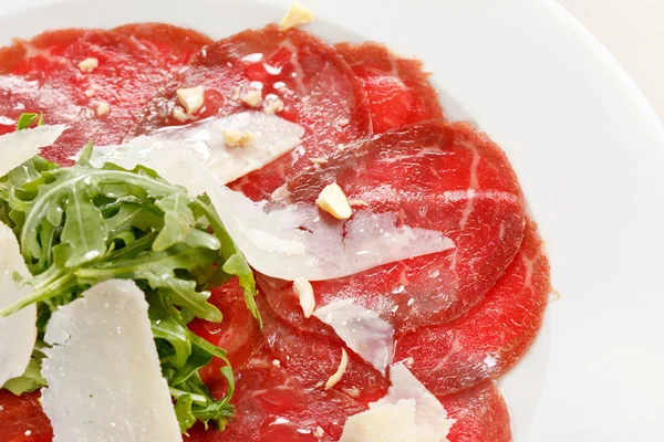 Fleisch-Carpaccio mit Parmesan — Stockfoto