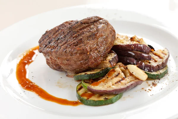 Gegrilde steak met groenten — Stockfoto