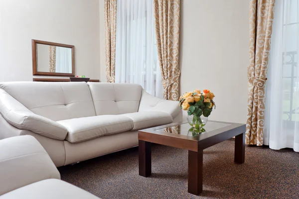 Modern konforlu otel odasının içi — Stok fotoğraf