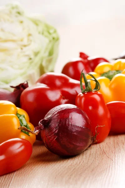 Färska grönsaker på bordet — Stockfoto