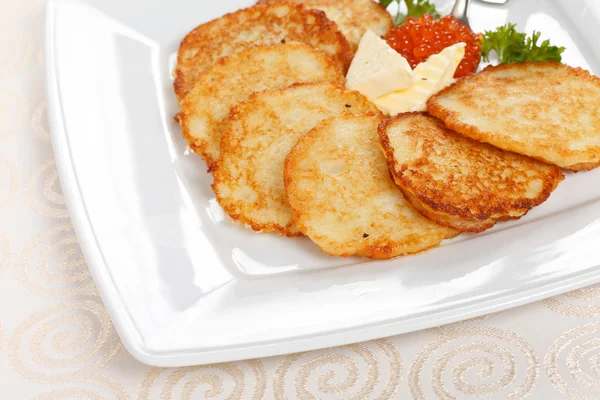 캐 비어와 튀긴된 감자 팬케이크 — 스톡 사진