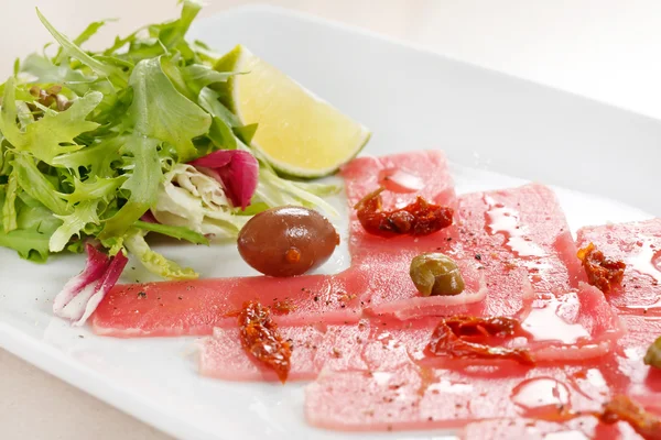 Carpaccio di pesce con olive e insalata — Foto Stock