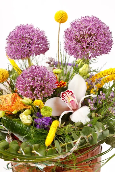 Bellissimi fiori nel cestino — Foto Stock