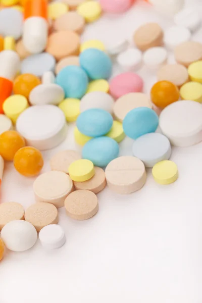 Красочные таблетки с капсулами — стоковое фото