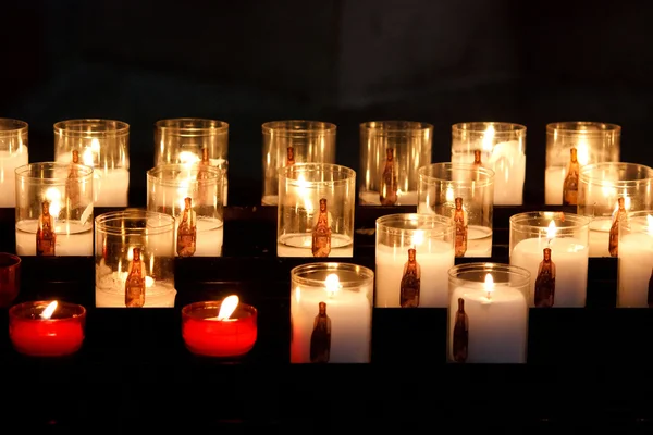 Kerzen in einer Kirche — Stockfoto