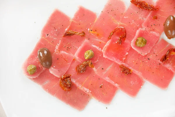 Carpaccio de poisson aux olives et salade — Photo
