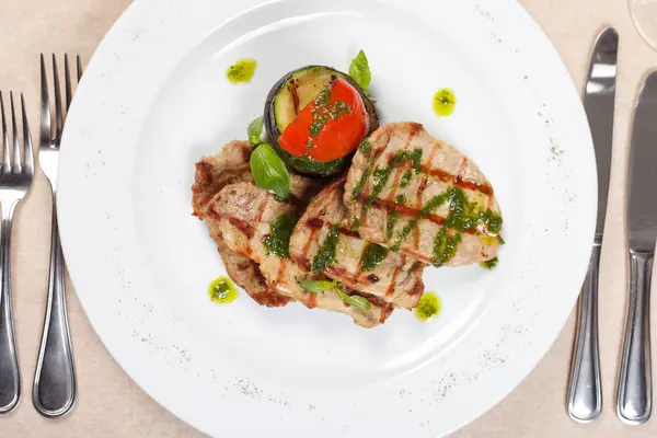 Gegrilltes Steak mit Gemüse — Stockfoto
