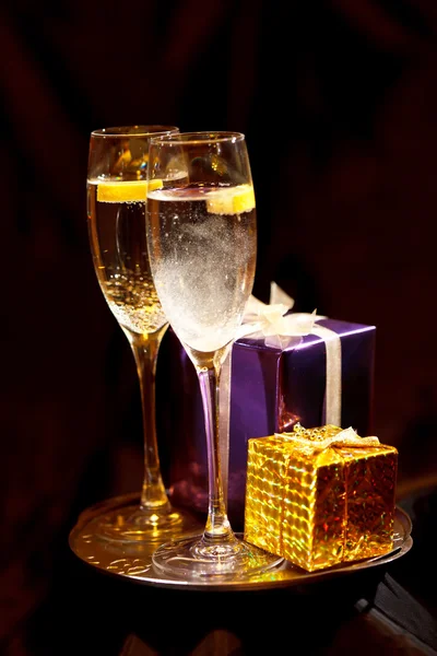 Christmas gift box with glasses of champagne — Stock Photo, Image