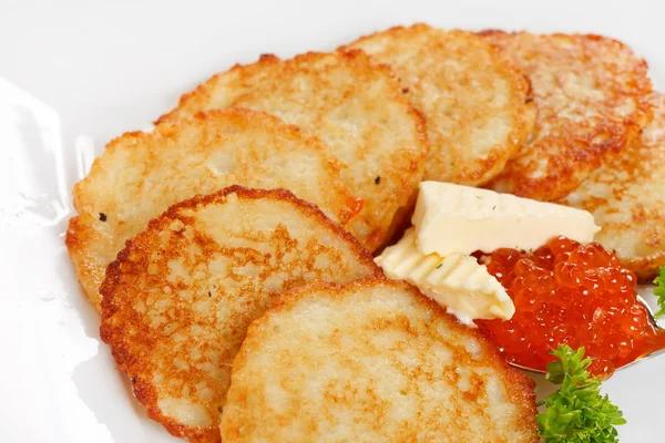 Pfannkuchen mit gebratenen Kartoffeln und Kaviar — Stockfoto