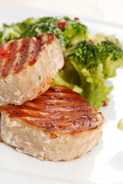 Tuńczyk stek z brokułami — Zdjęcie stockowe