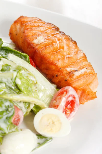 Filete de pescado con verduras —  Fotos de Stock