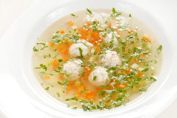 Суп с фрикадельками — стоковое фото