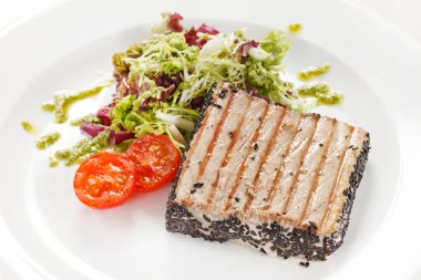 Somon steak salata ile
