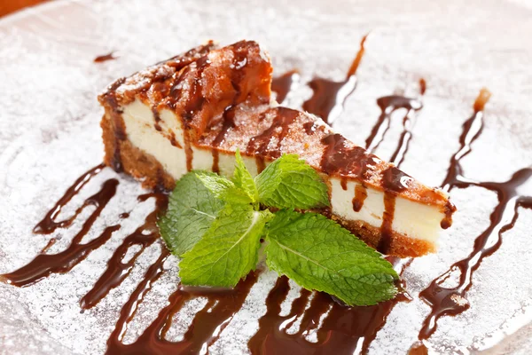 초콜릿 소스와 치즈 케이크 — 스톡 사진