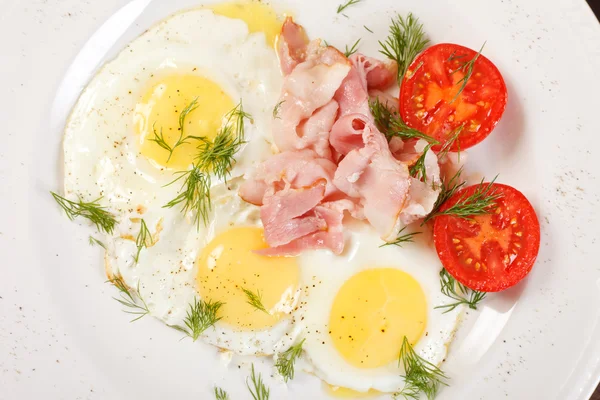 Smažená vejce se slaninou a zeleninou — Stock fotografie