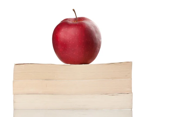 Ilgili bir kitap üzerinde beyaz izole Kırmızı elma — Stok fotoğraf