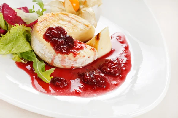 stock image Camembert with cherry sauce