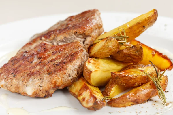 Grilled steak with potatoes — Stock Photo, Image