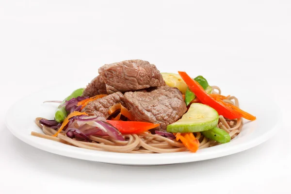 Carne com legumes e macarrão — Fotografia de Stock