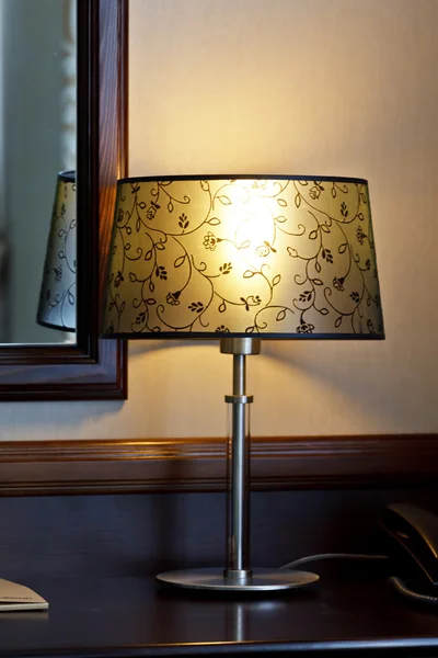 Vieja lámpara de mesa de moda — Foto de Stock