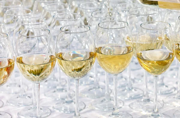 Üveg bort inni fehér svédasztalos szabadtéri buli — Stock Fotó