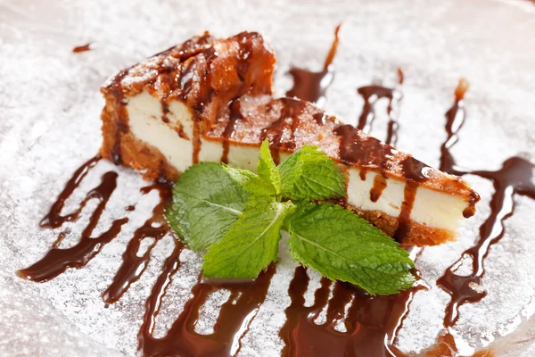 Cheesecake met chocolade saus — Stockfoto