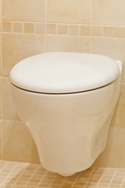Белый туалет — стоковое фото