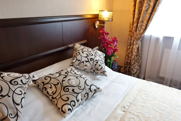 Interno della moderna confortevole camera d'albergo — Foto Stock