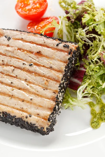 Salmon steak with salad — Stock Photo, Image