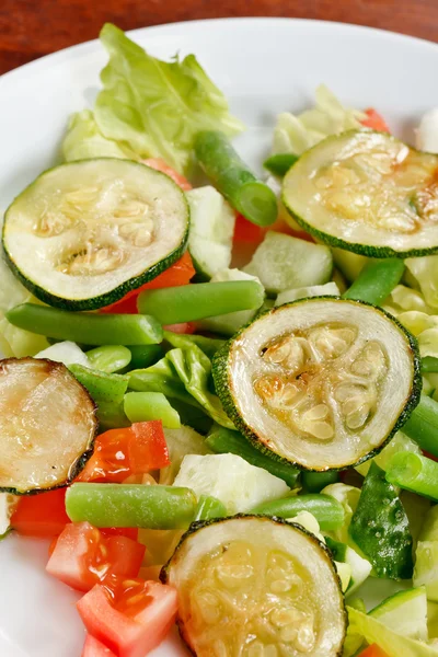 Salada com abobrinha — Fotografia de Stock