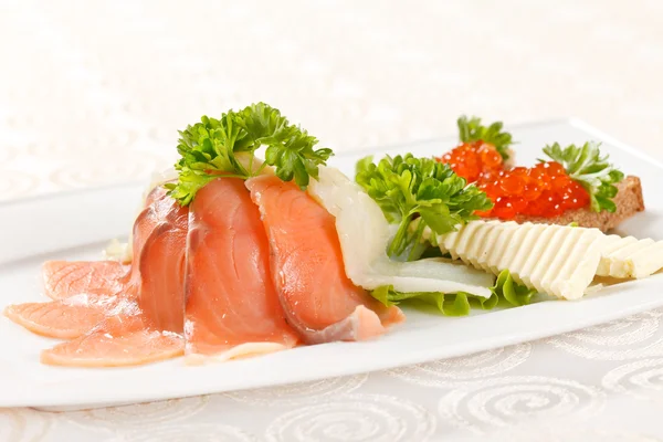 Aperitivo com salmão defumado — Fotografia de Stock