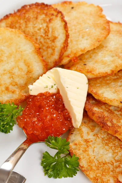 Panqueques de papas fritas con caviar —  Fotos de Stock