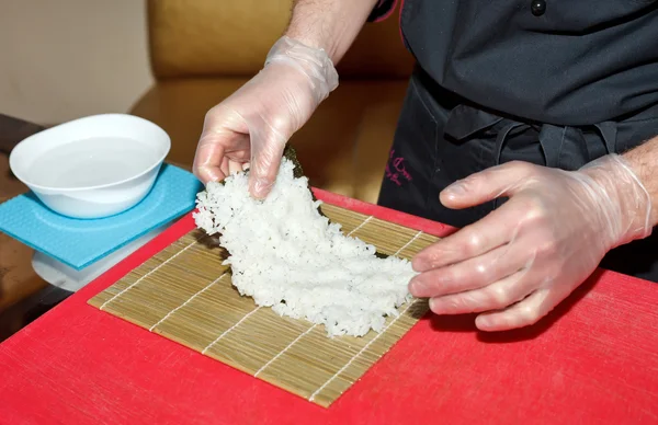 Chef che prepara sushi in cucina — Foto Stock
