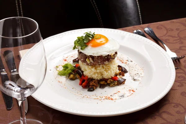 Rindfleisch-Burger mit Ei und Kartoffeln — Stockfoto