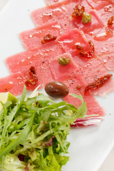Peixe Carpaccio com azeitonas salada ana — Fotografia de Stock