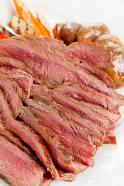 Carne asada con verduras —  Fotos de Stock