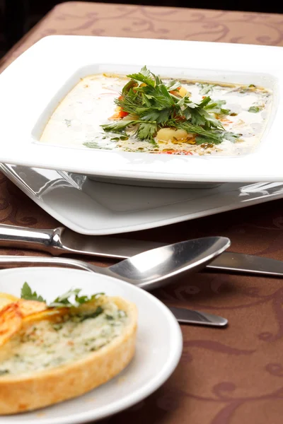 Fischsuppe mit Kartoffelchips und Fischkuchen — Stockfoto