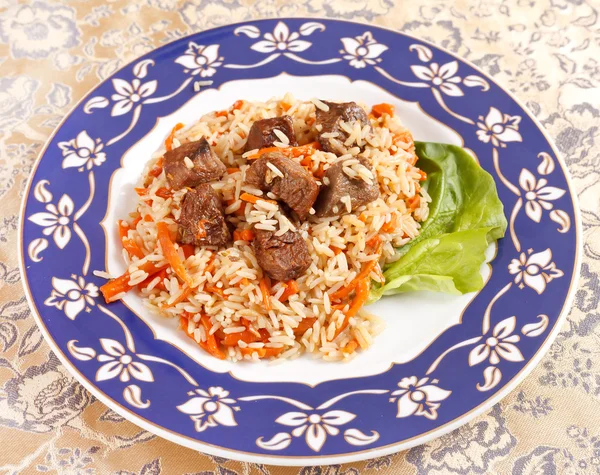 Узбекское национальное блюдо - плов на тарелке — стоковое фото