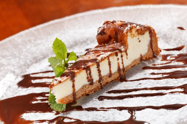 Cheesecake cu sos de ciocolată — Fotografie, imagine de stoc