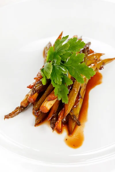 Zielone szparagi z sosem — Zdjęcie stockowe