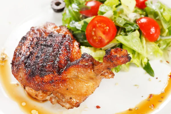 Roasted chicken leg with salad — Stock Photo, Image