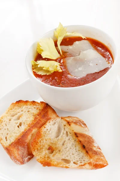 Sopa de tomate com aipo e torradas — Fotografia de Stock
