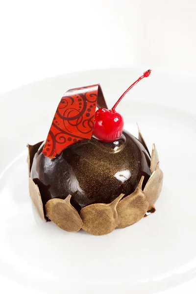 Pastelaria de chocolate com cereja — Fotografia de Stock