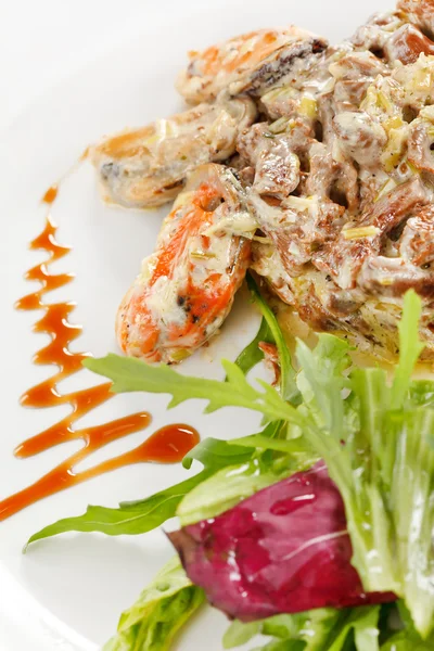 Frikassee mit Meeresfrüchten und Salat — Stockfoto