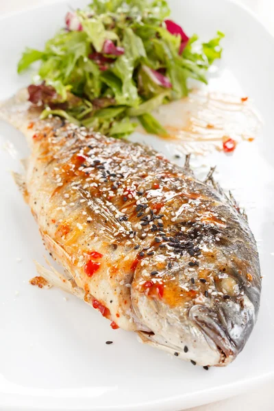 Smażone ryby ze świeżymi ziołami i cytryną — Zdjęcie stockowe